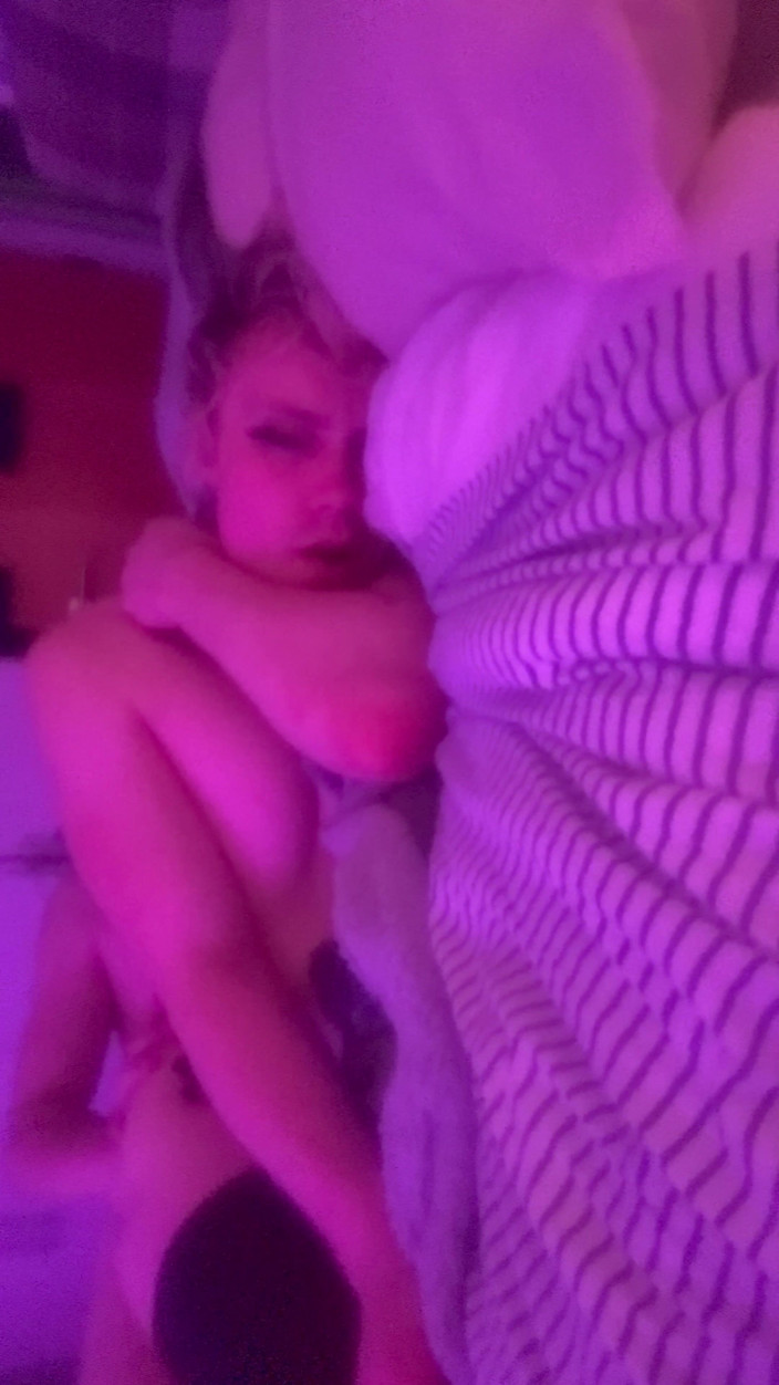 Kali TGirl: Kalitgirl chována nevlastním bratrem