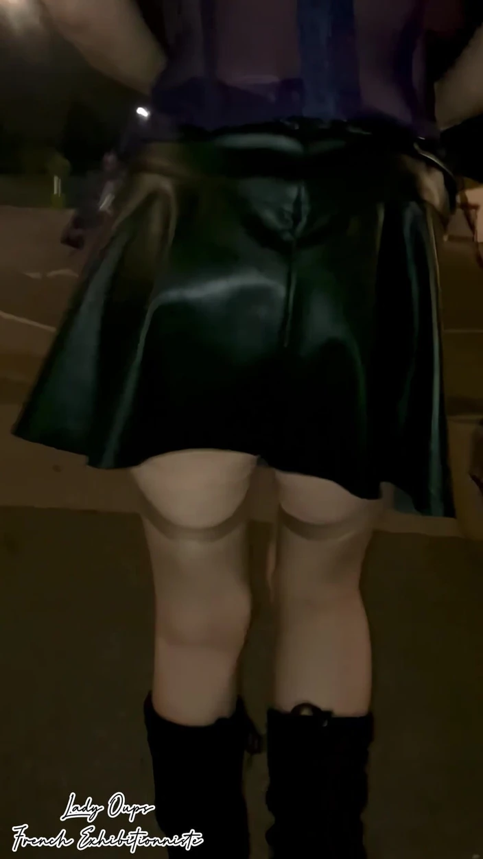 Lady Oups: No Panties in Mini Skirt at Public Place