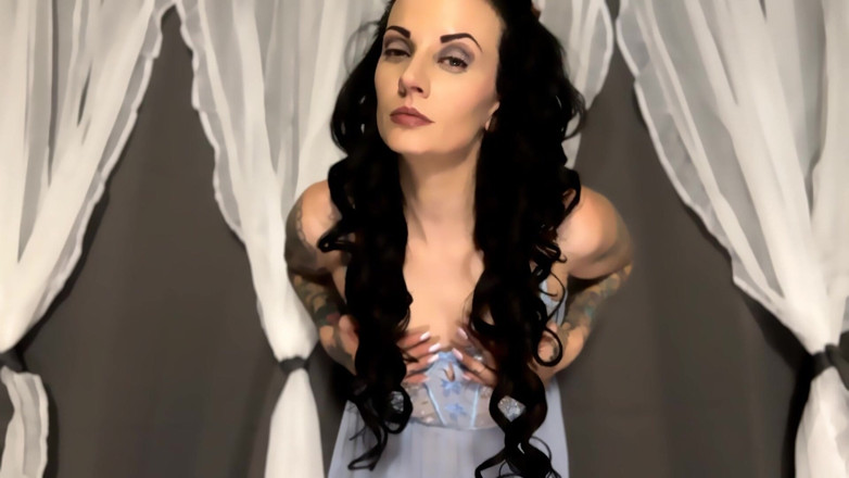 Miss Morticia: 여신을 위한 모든 것