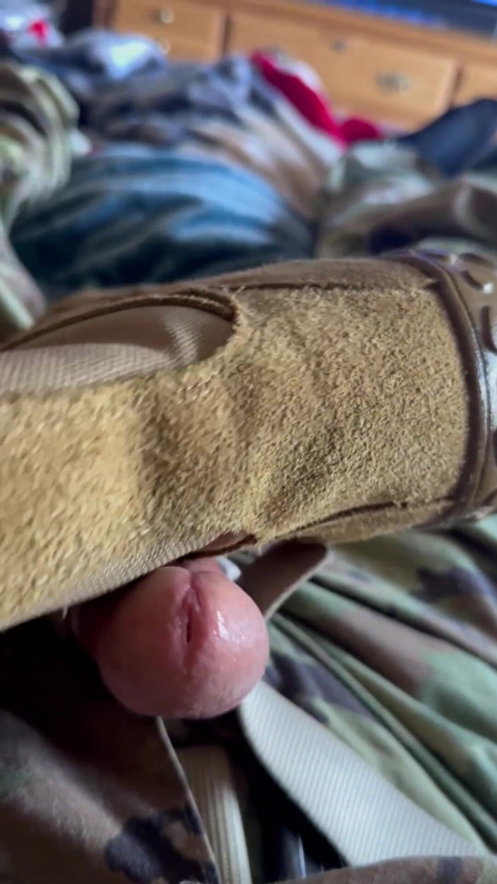 Gay Soldier Stuff: Супер гаряче - американська армія solider стріляє купу сперми на його черевик!