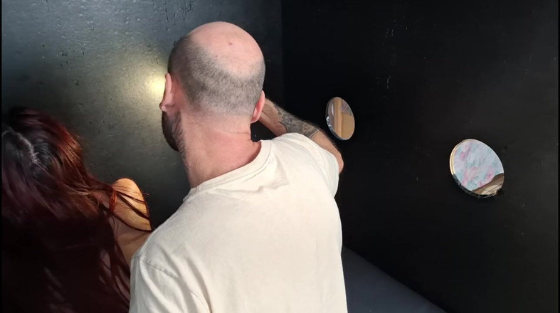 FannySquirting: Dziwka żona ssie i pieprzy utalentowanych nieznajomych w gloryhole