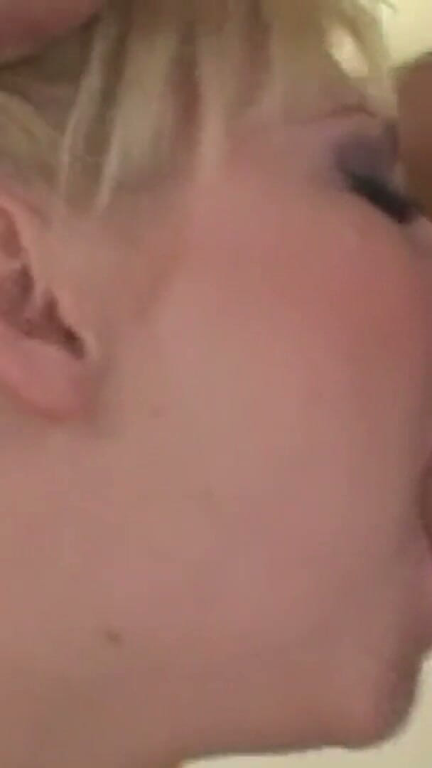Huge Boobs MILF: Nadia, séductrice blonde, s’est trouvé un sujet de ses désirs...
