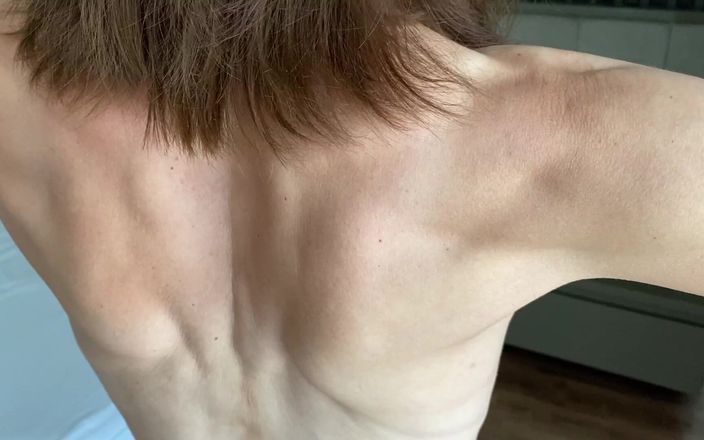 Mistress Mary: Costas musculosas e bíceps da dominatrix Mary