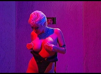 Oral Pleasures: 金髪熟女遊びとともに二つのコックで栄光の穴