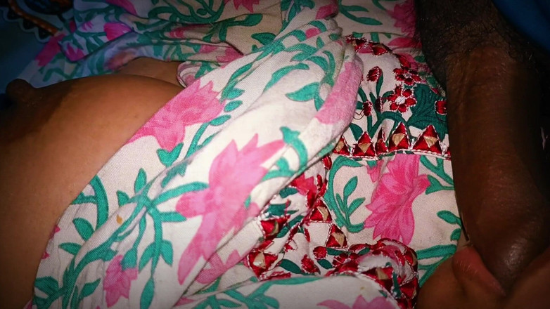 Catchybusty: Desi ncr zia pronta a scopare duro in buio notte...