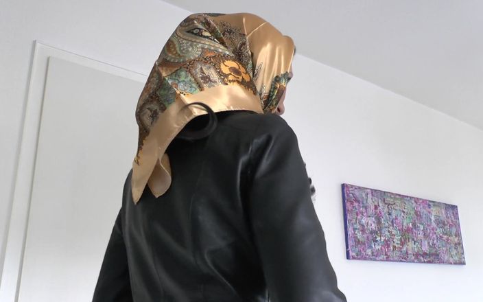 Lady Victoria Valente: Satin kopftuch Modenschau, Satin-Kopftuch und Lederjacke, JOI lady victoria Valente