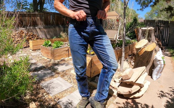 Golden Adventures: Đi tiểu quần jean của tôi trong khi làm vườn