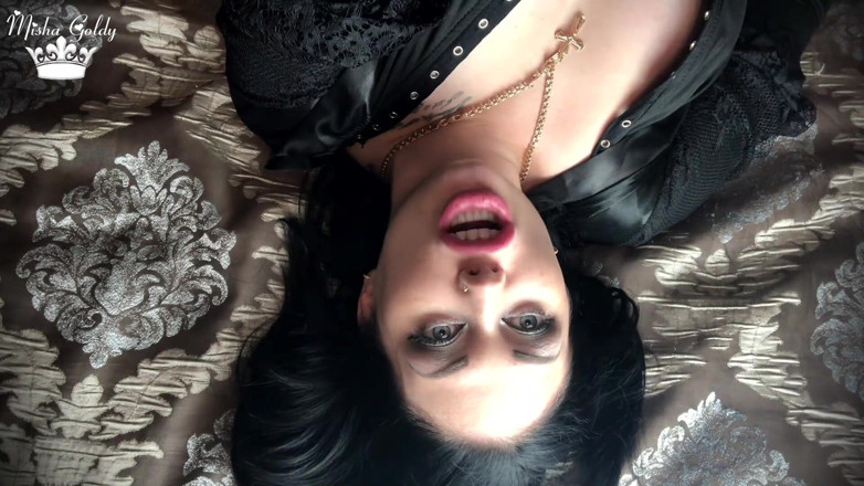 Goddess Misha Goldy: Seksi dev kadın seni canlı canlı tüketmeden önce aç ağızlarının üzerinde sallanıyor