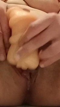 Ngusap memekku dengan mainan seks favoritku. Menggosok lesbian jarak dekat. Pussy Toy
