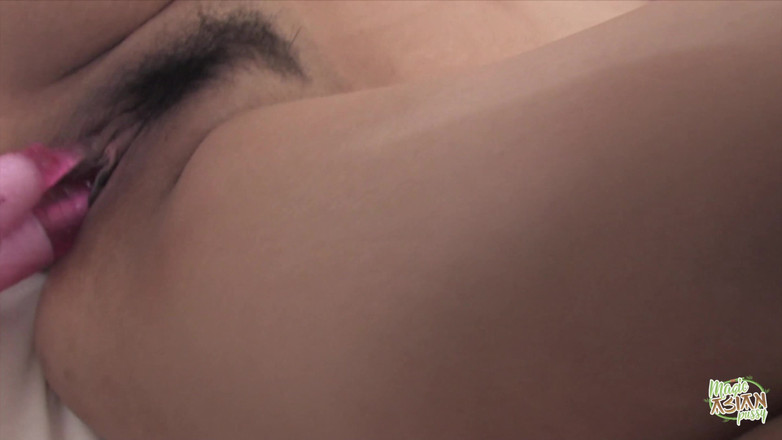Magic Asian Pussy: 她正在慢慢地脱衣服，然后被一个男人在床上