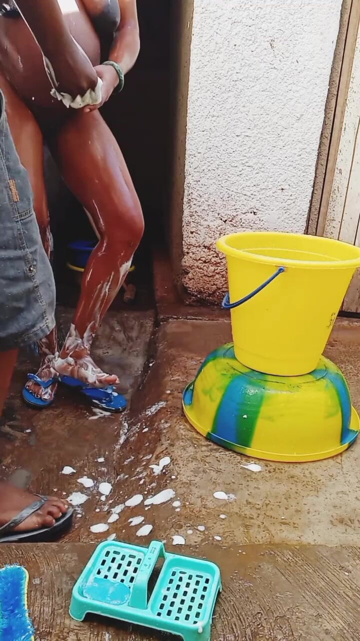 Me and my new slut: Ao ar livre, tomando banho na minha namorada grávida em...