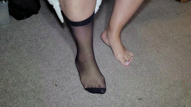 Slutty Ms B: Соблазнение чулками в атласном платье и со швами