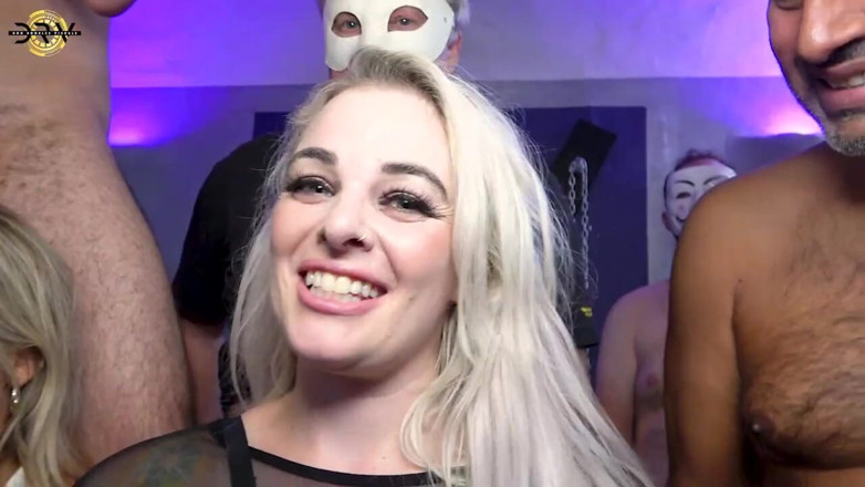 Creampie Clinic: blonde care se reproduc fără prezervativ