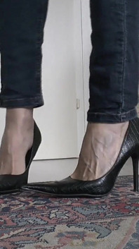 Victoria Valente, talons hauts extrêmement pointus, instructions de branlette et super éjaculation pour talons pointus