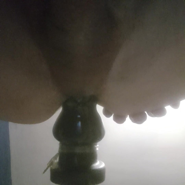 KIARA: Wielki dildo w jej tyłek w całości