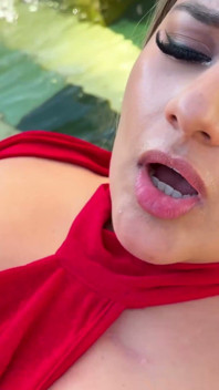 De Colombiaanse blonde Naty Delgado heeft een podcast die eindigt met seks buiten - Brian Evansx