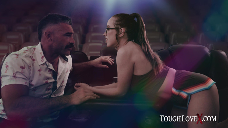 ToughLoveX: Toughlovex和jackie Hoff一起在剧院里
