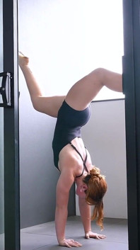 Flexible Redhead Toys Her Hairy Pussy While Doing Front Split in Her Lounge Room
