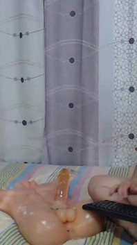 Milf ela é fodida com força e quer mais de um pau em seus buracos