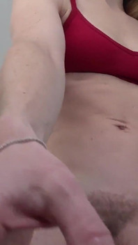 Em primeiro plano - cara sentada na buceta cremosa e bunda 1º esguicho