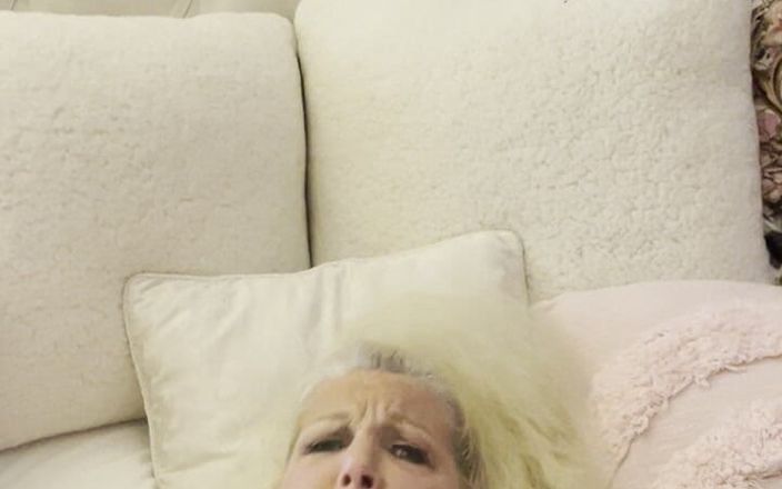 Hot queen Sandy: Stiefsohn kommt, um stiefmutter zu ficken