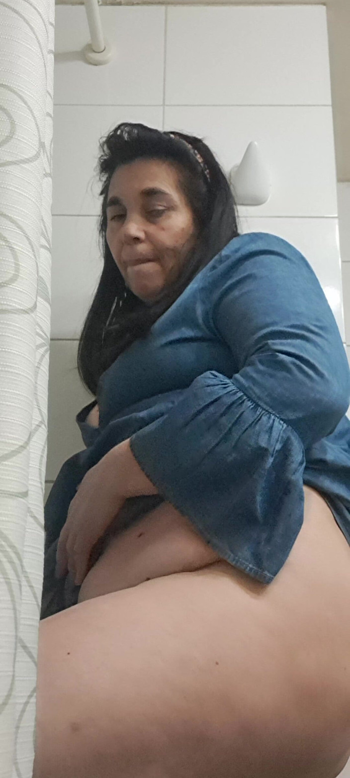 Mommy big hairy pussy: In bagno mi vuoi vedere, sono calda