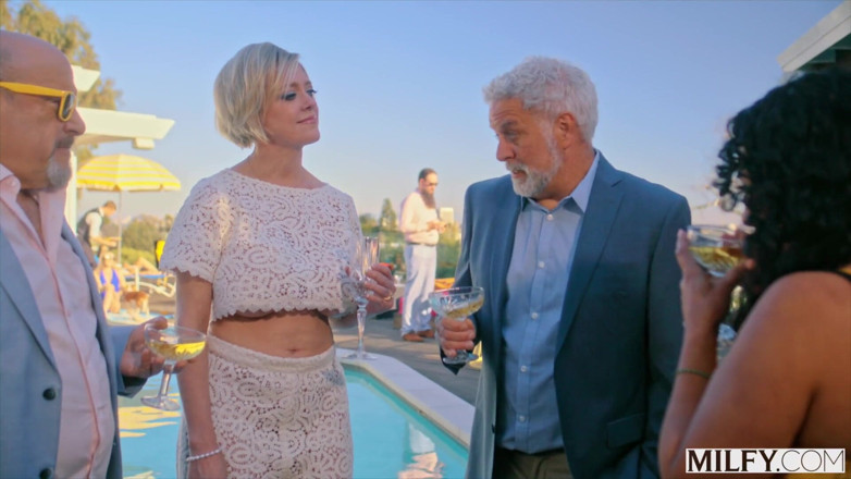 Milfy: MILFY Cock-hungrig socialite Dee knullar server på husfest
