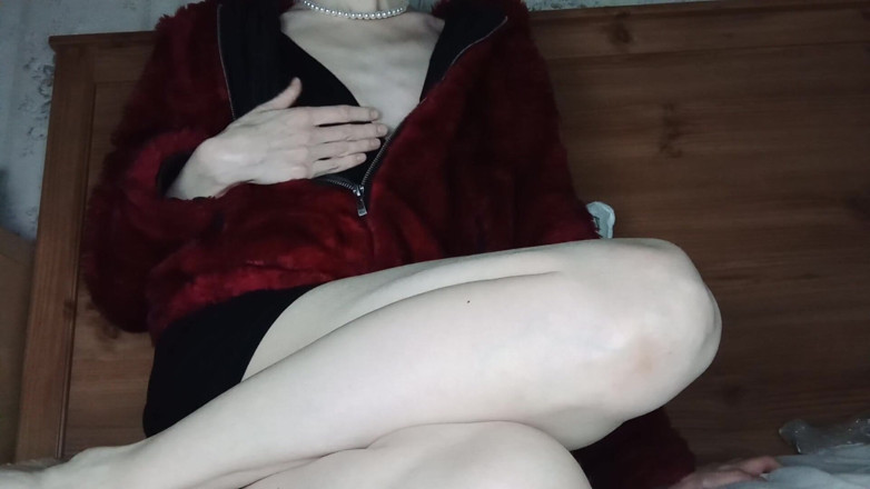 Christy G: Blada chuda milf rozłożyła szeroko nogi, aby masturbować swoją napalonej...