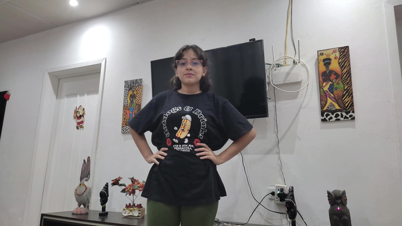 SugarPose: Enf schattig latina meisje wordt op afstand bestuurd