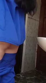 Aufnehmen von einem Quickie im College-Badezimmer