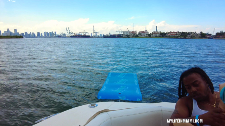 Mylifeinmiami: Swapping Pussy on the Water