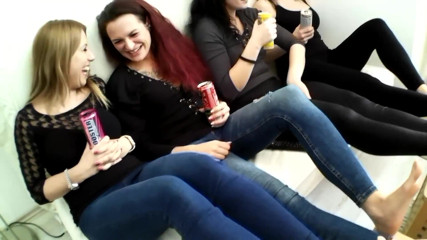 Foot Girls: Footparty sambil nonton tv!