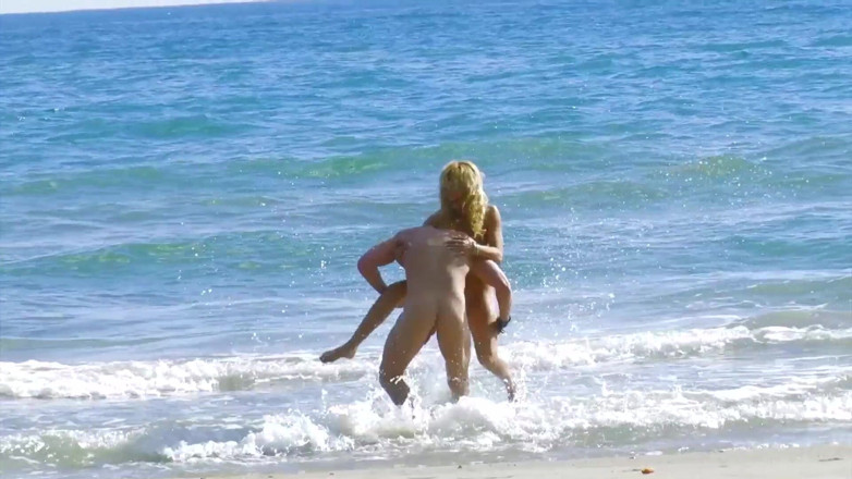 Radical: Slutty MILF och hennes hoppande bröst på stranden