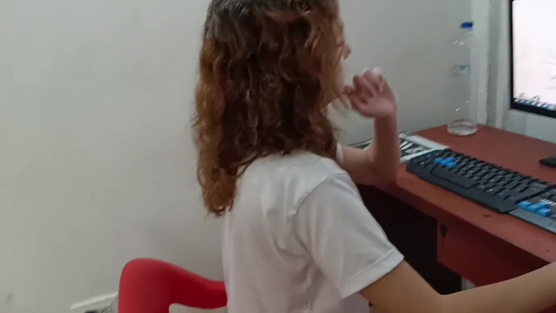 LorensSex: Vamos hermanastra, deja de hacer esas cosas en la computadora...