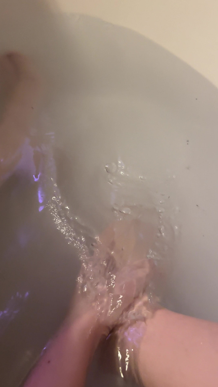 SweetLucy96: Air suam menjadikan puting saya keras