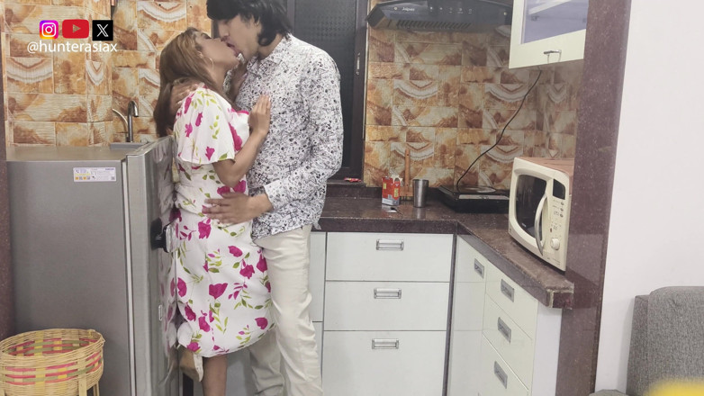 hunter Asia: 甘いリクエスト、キッチンでの熱いご褒美キス、ソファでの愛し合い
