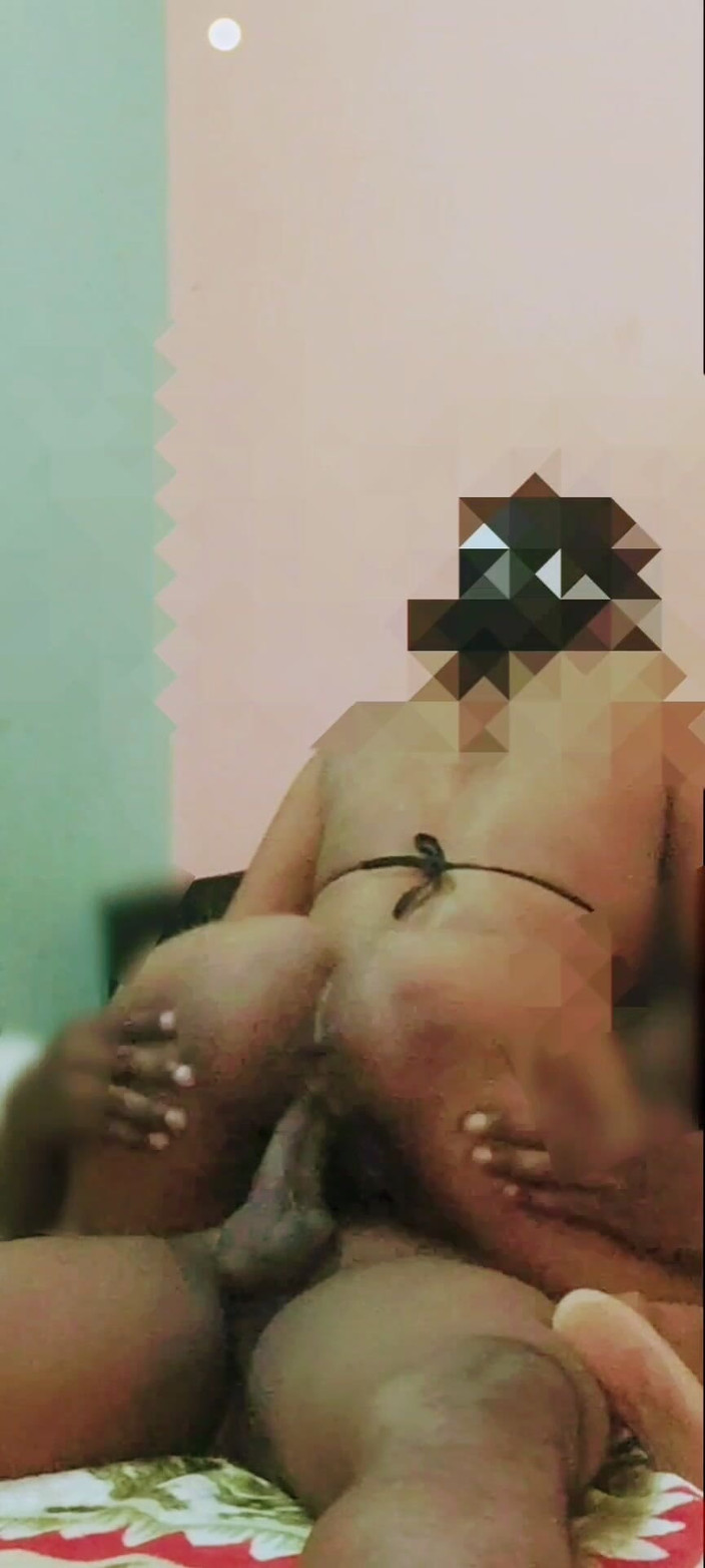 Tamilnaduu: Büyük götlü üvey kız kardeş üvey erkek kardeşinin sert yarağıyla sikişiyor