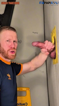 Kijkgat en creampie Itapapixxl zwaargeschapen stiefvader fokt Ginger handelaar
