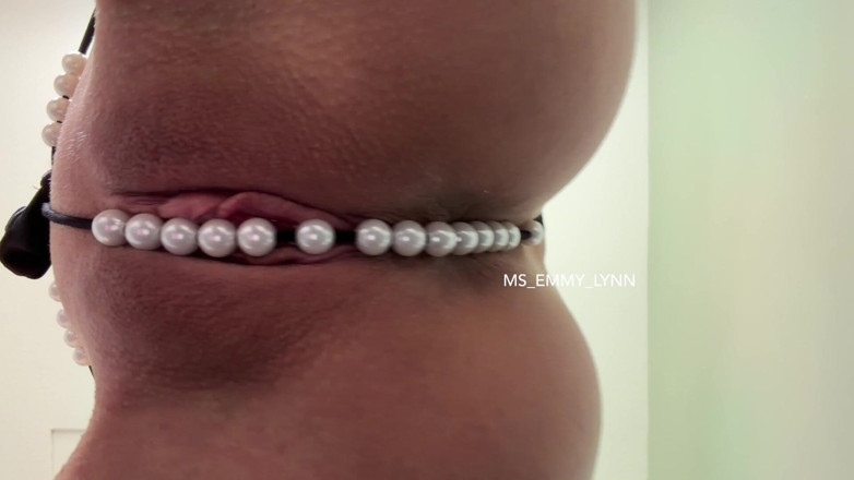 Ms_Emmy_Lynn: Pearl Thong dalam pepek bercukur rakaman dekat