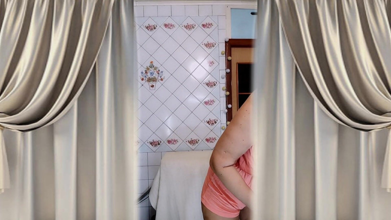 Lukerya: La Casalinga Anziana Lukerya in Cucina. Flirtazione Allegro.