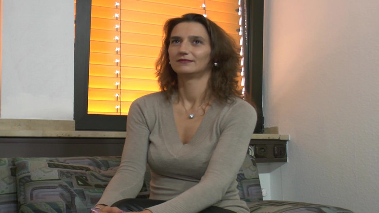 Deutsche Frauen: Сногсшибательная немецкая милфа мастурбирует в соло-экшене