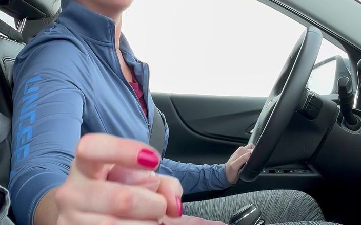 Lisa Brooks: Hübsche brünette greift über und wichst mich in ihrem auto