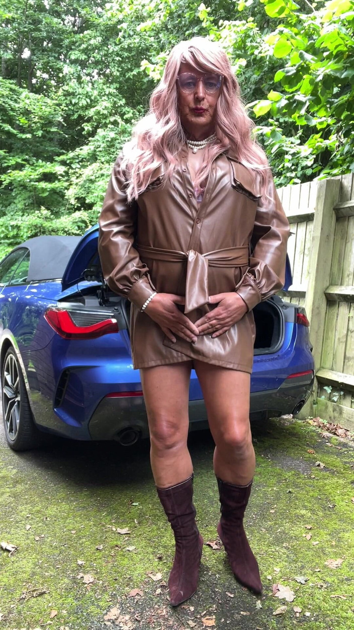 Kellycd2022: Amateur crossdresser Kellycd2022 sexy milf en macera de pvc y...