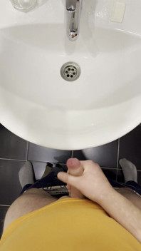 男はバスルームでオナニーをし、すべてをクローズアップして最後に撮影します。