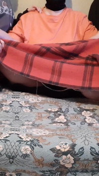 Medan vi tittade på en film började min styvmamma onanera min vagina för första gången på ett riskabelt sätt bredvid min flickvän