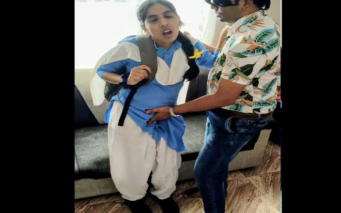 Bobbypranav: Mi amiga joven y caliente en uniforme