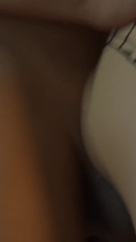 흑인 대물 자지와 함께하는 찢어진 팬티 스타킹 스탠딩 애널