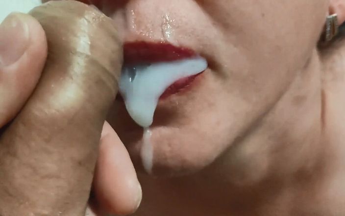 Winonna8: Avsugning med sperma i munnen från en mogen MILF