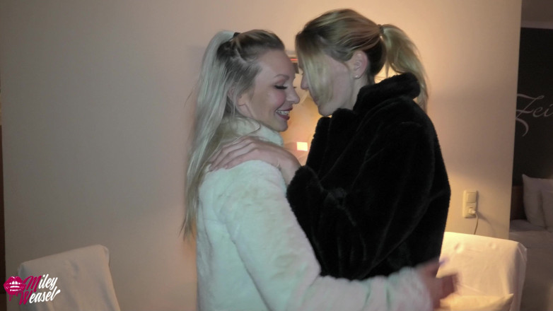 Miley Weasel: 2 troie bionde biricce in stivali e in pelliccia!