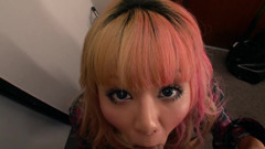 Pure Japanese adult video ( JAV): Une Japonaise blonde squirte et suce une grosse bite en...